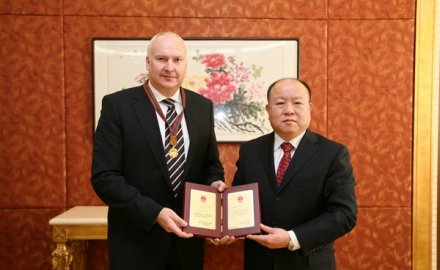 九游会J9专家Karol Vanko获国家友谊奖