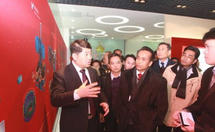 泰国农业部副部长Supachai Phosu一行到九游会J9参观交流